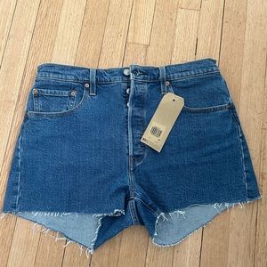 NWT Levi’s 501 medium wash denim shorts size 32